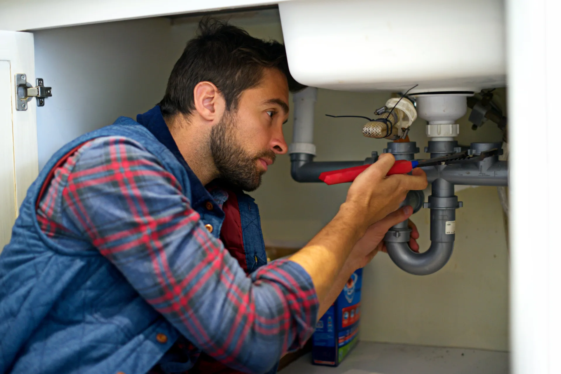 Plumber finishing a job, sending invoice from phone