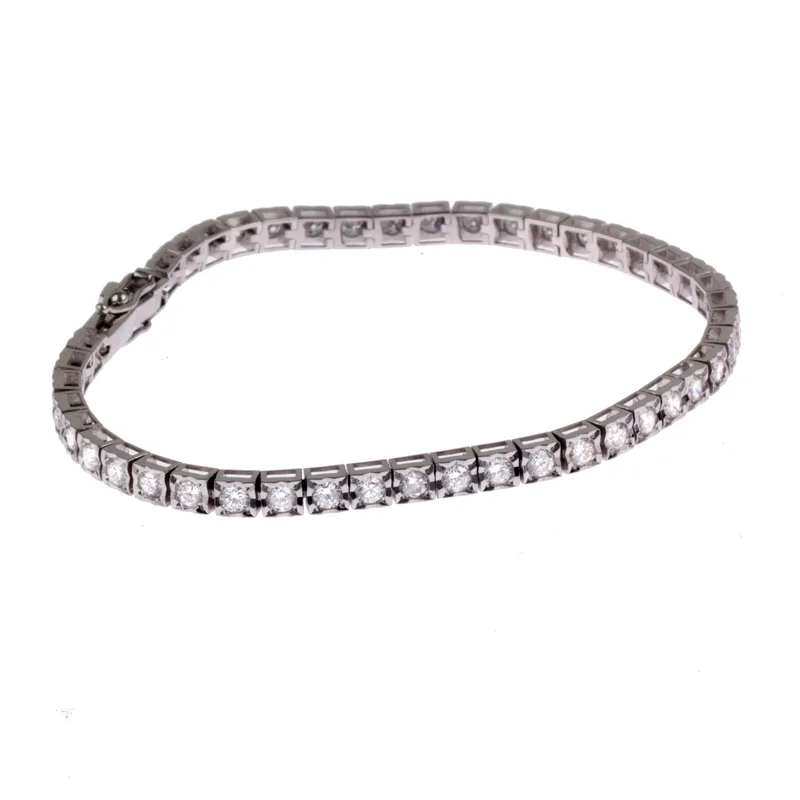 Miren tennis bracelet in white gold, a full circle of prong-set round diamonds photographed on white