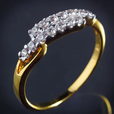 Yellow-gold ring with a diagonal cluster of pavé diamonds