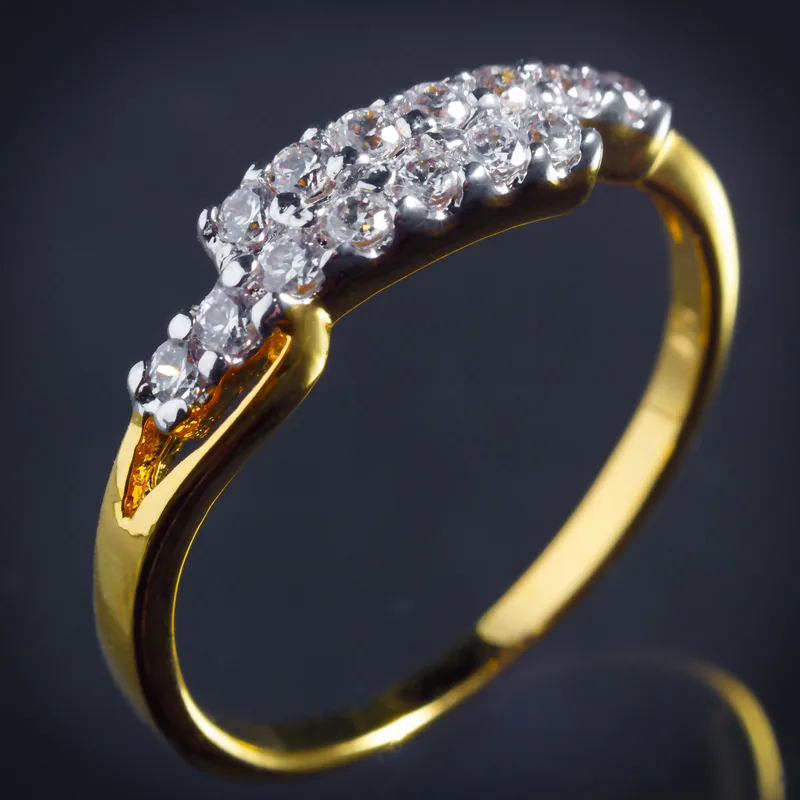 The Solène pavé cluster ring in yellow gold, flagship of the Atelier Icons collection