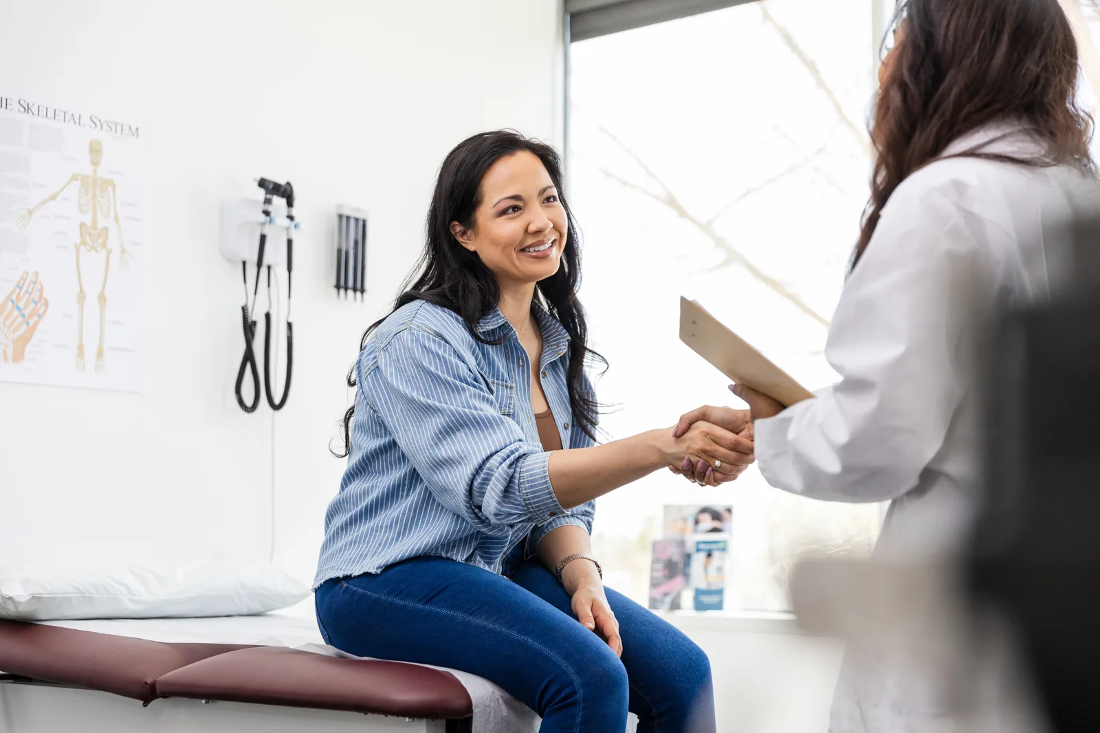 Physician welcoming a walk-in patient at the front desk of an urgent care clinic